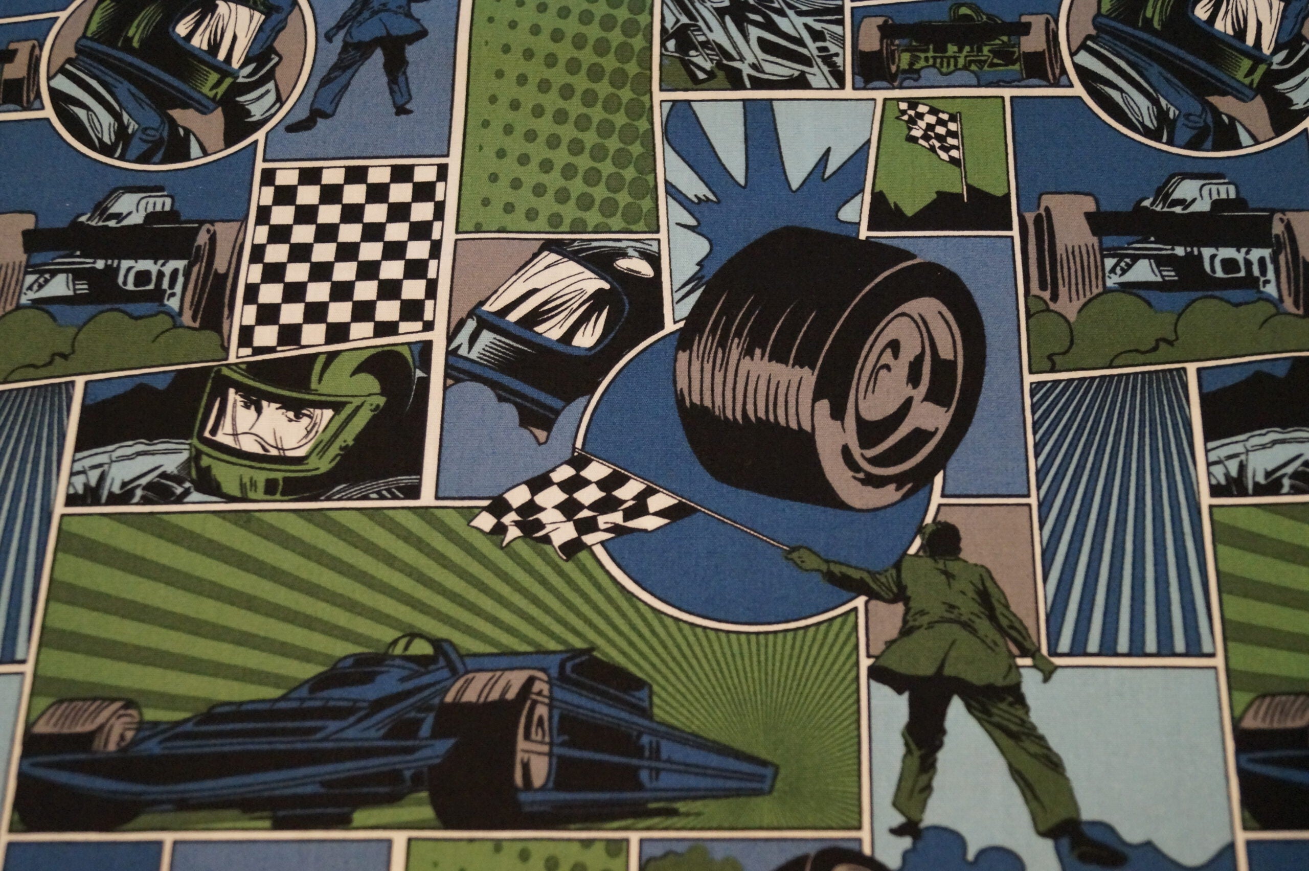 Popeline grün/blau mit Autorennsportmotiven