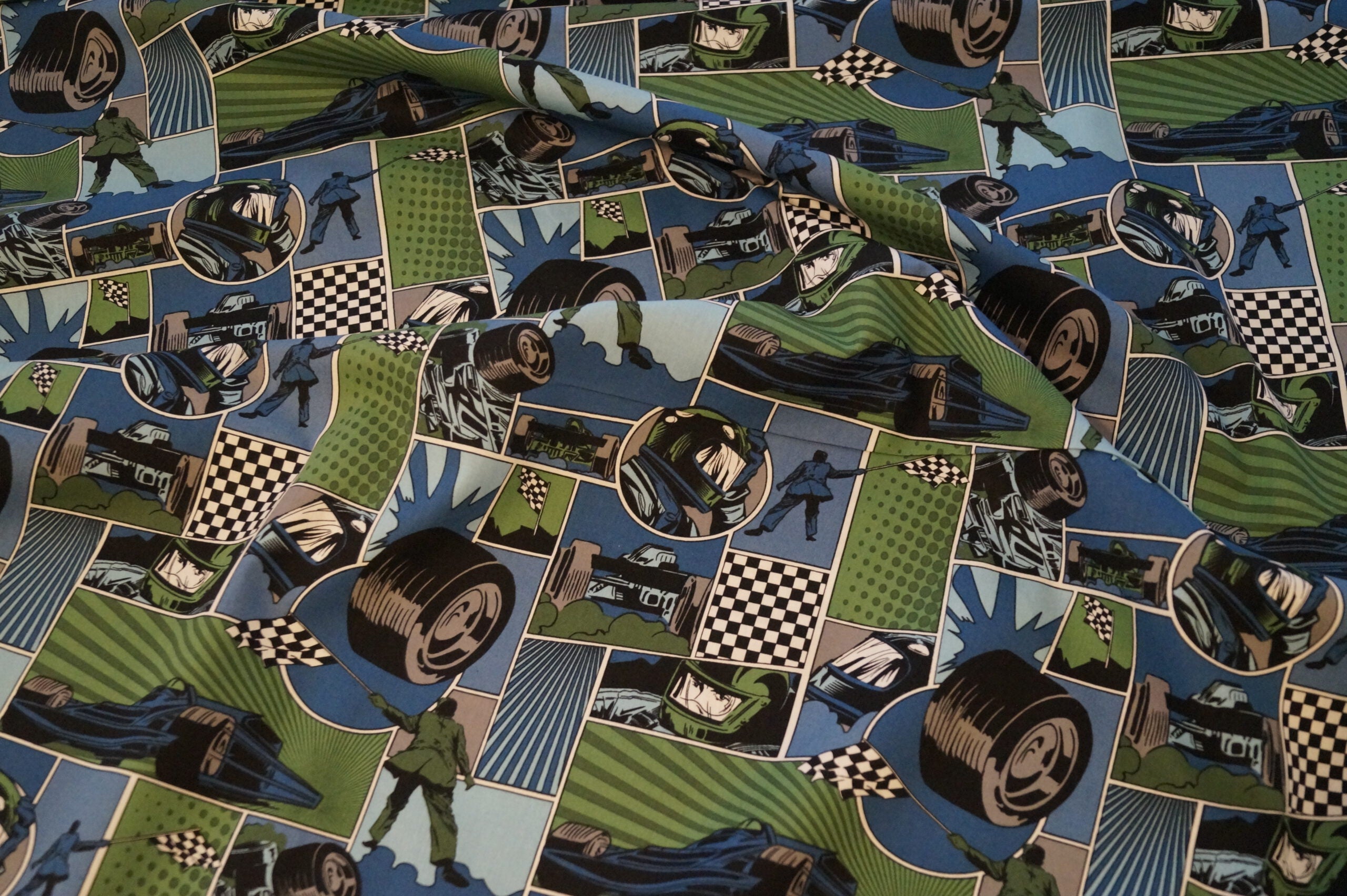 Popeline grün/blau mit Autorennsportmotiven