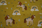 Popeline ockerfarben mit Einhörnern und Regenbogen