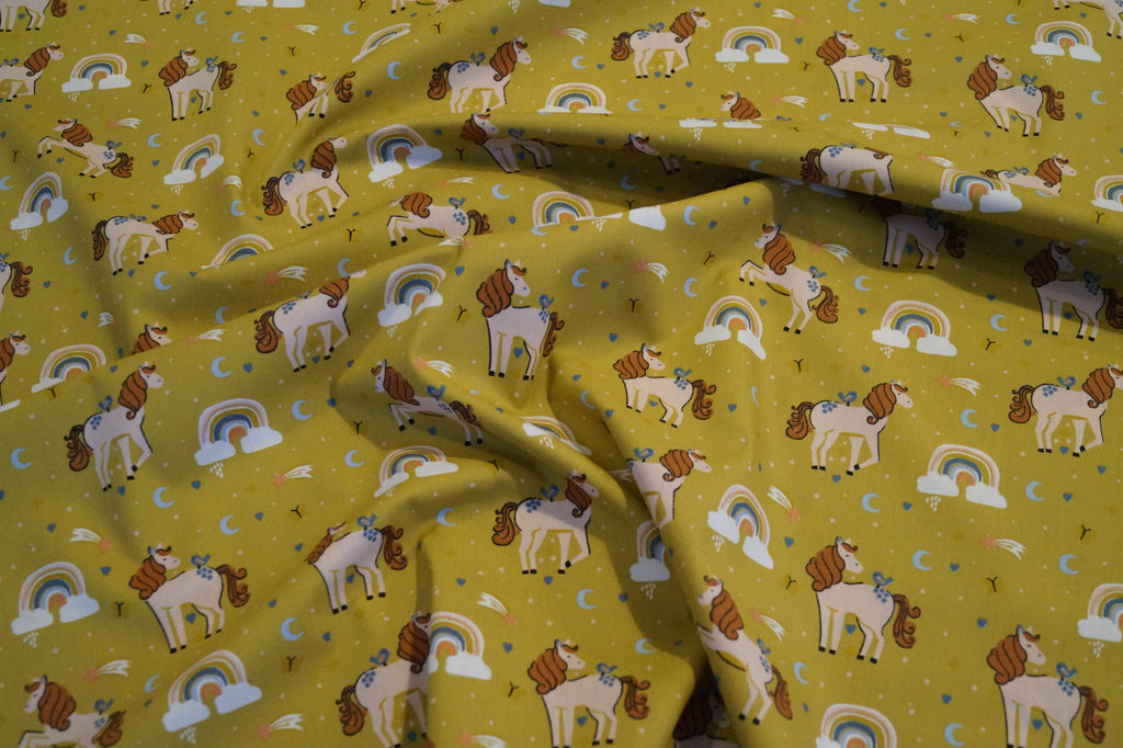 Popeline ockerfarben mit Einhörnern und Regenbogen