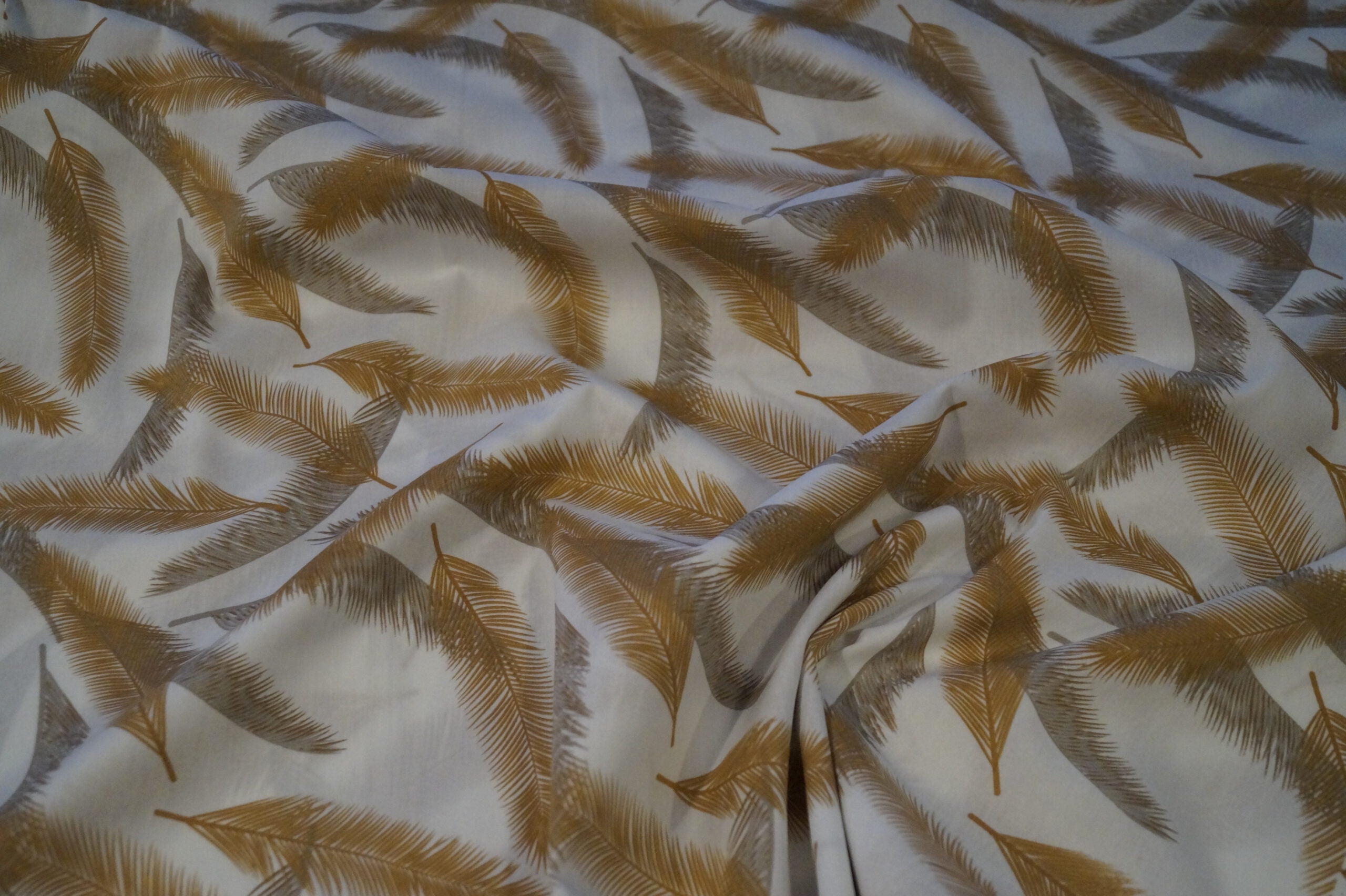 Popeline weiß mit Federn