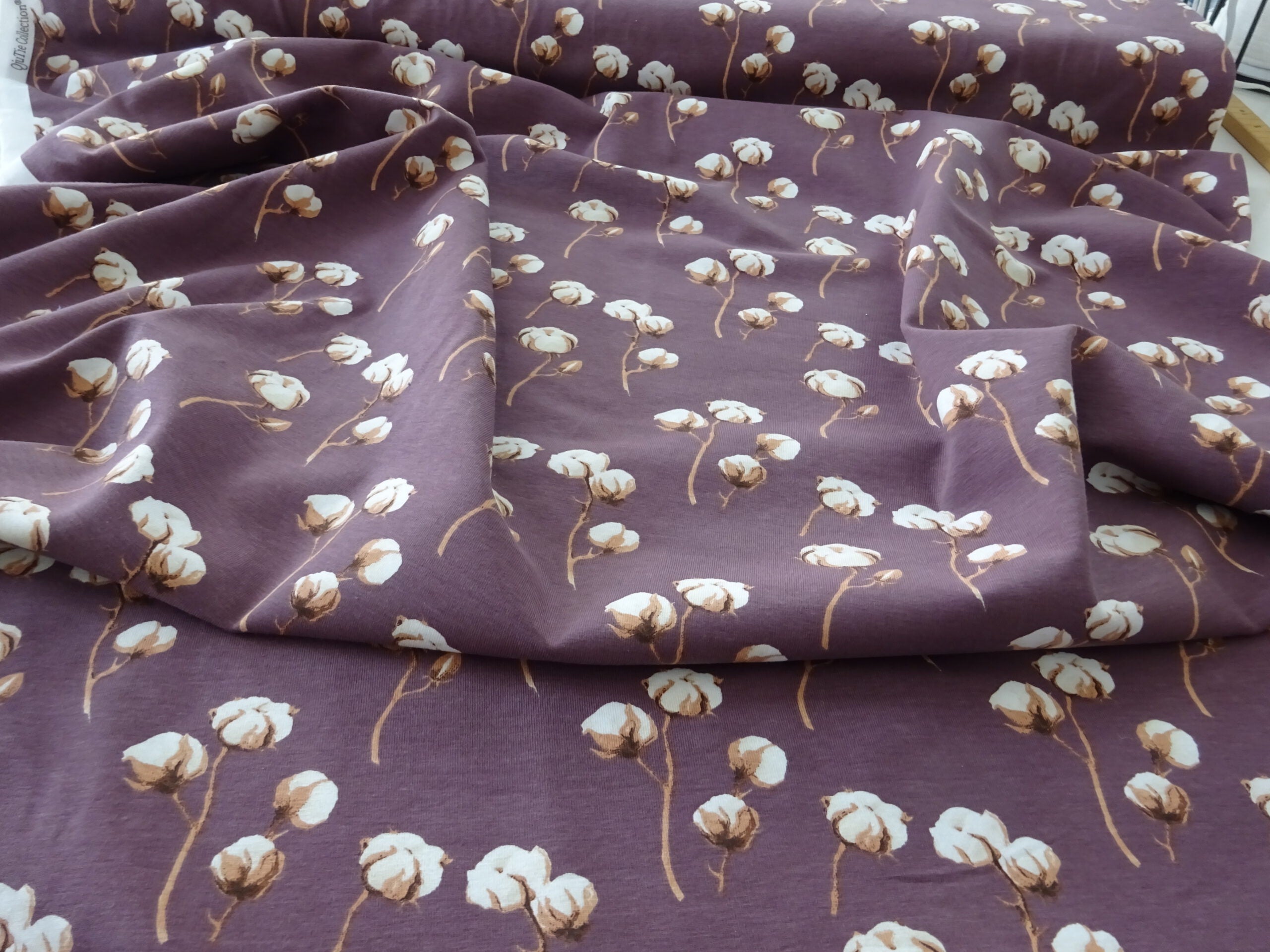 Baumwolljersey mauve mit Baumwollblüten