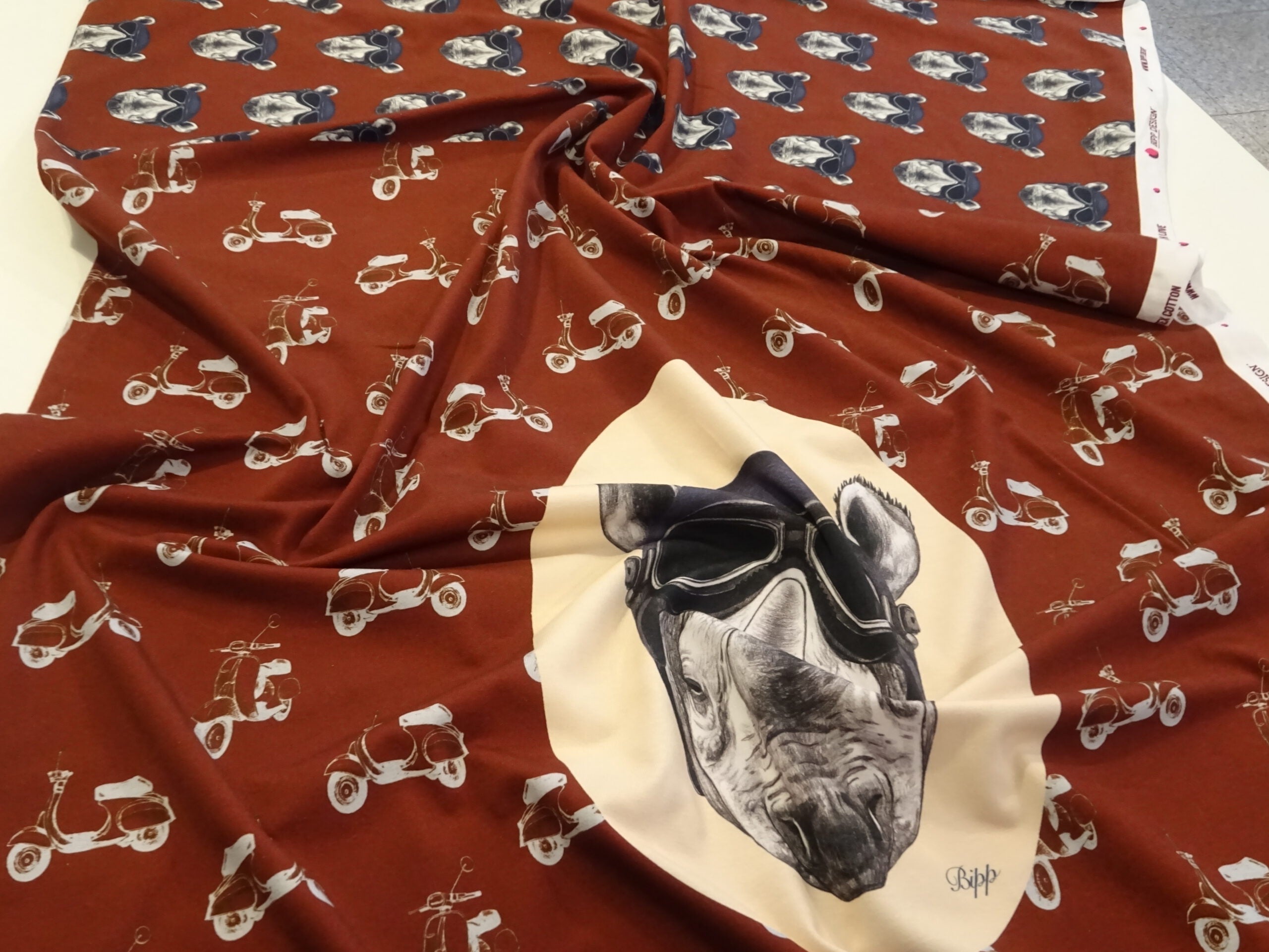 Baumwolljersey Panel weinrot mit Nashornmotiv
