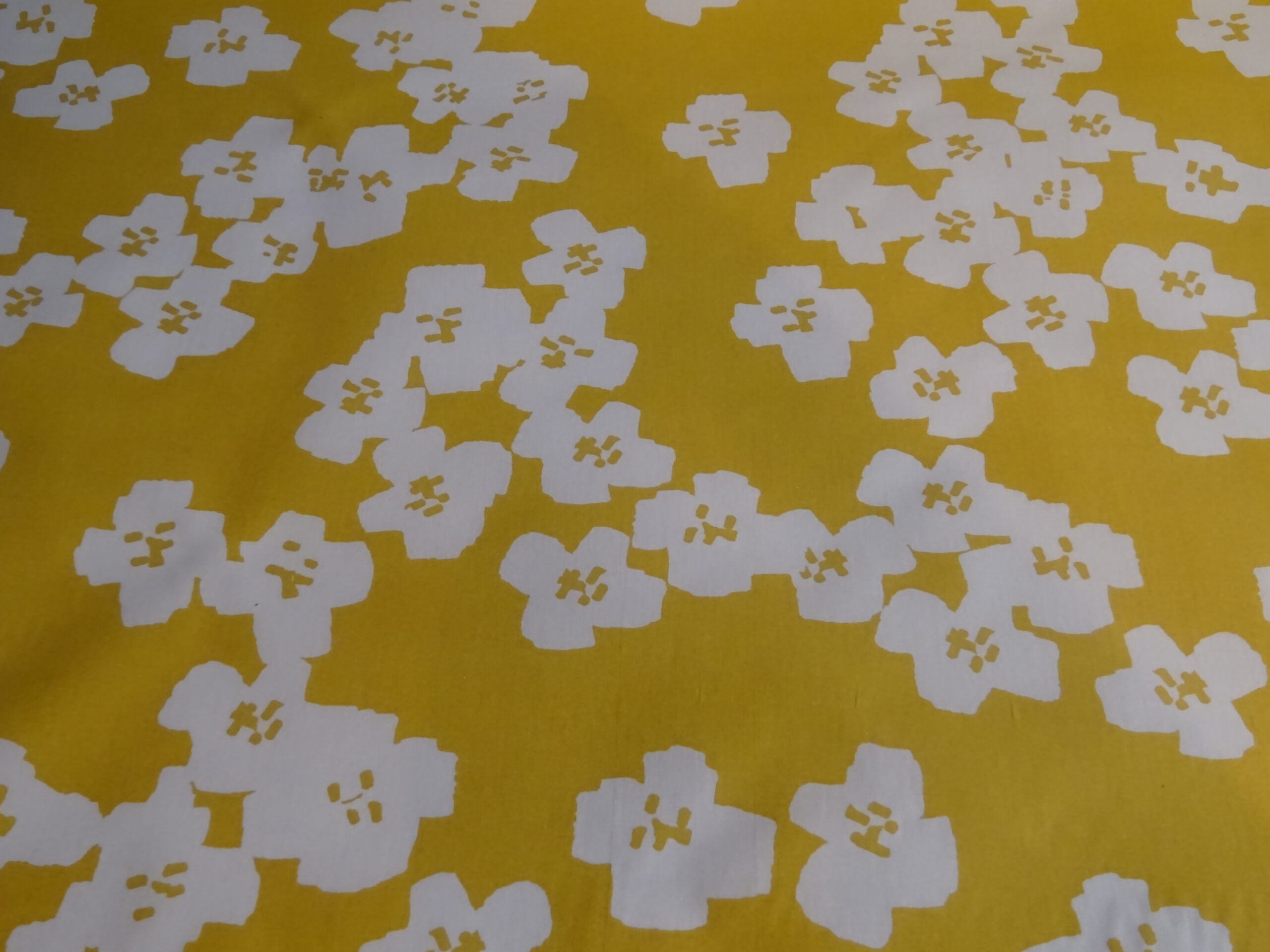 Baumwolle senfgelb mit Blumen (PU beschichtet)