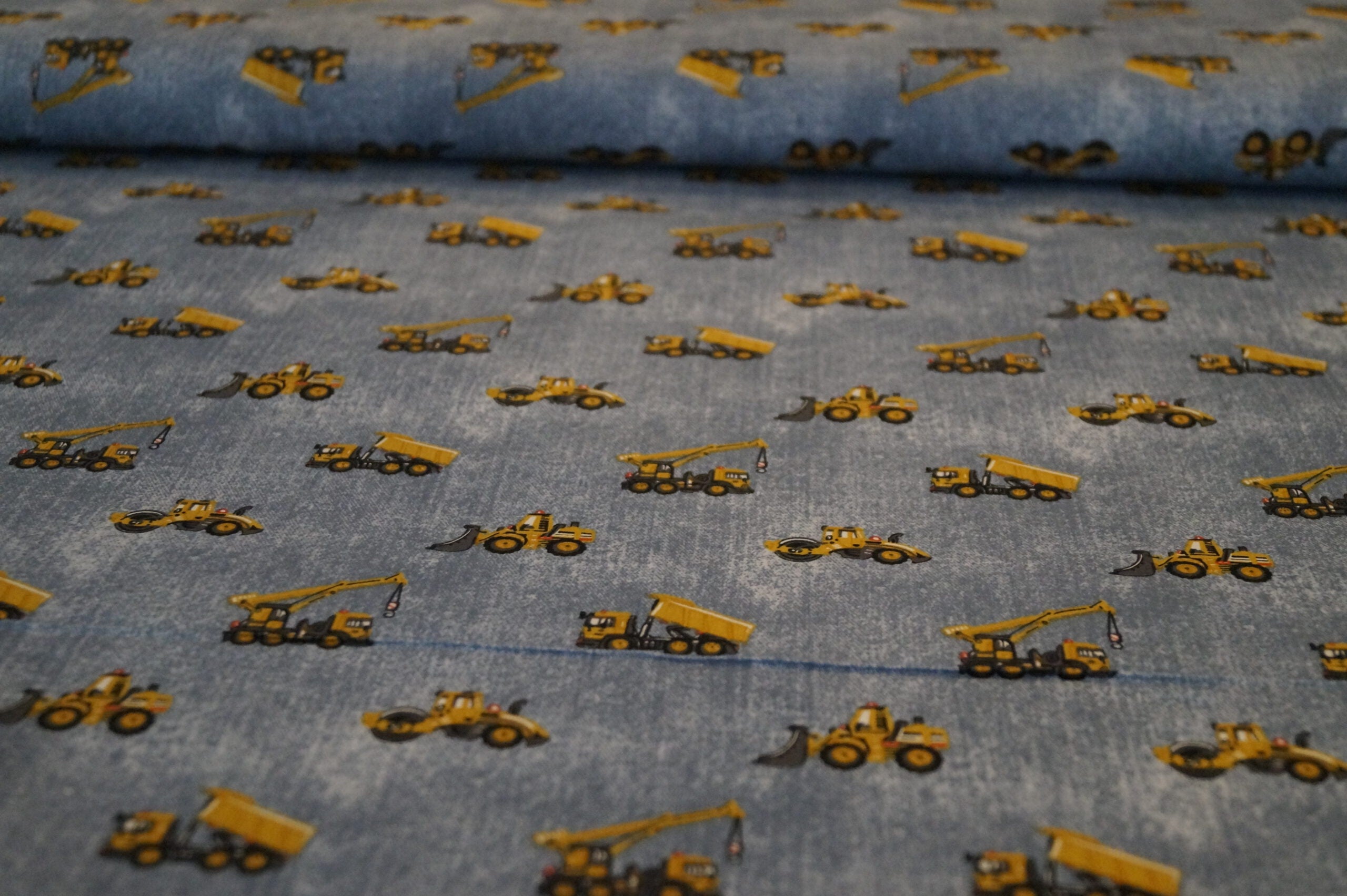Popeline jeansblau mit Baufahrzeugen