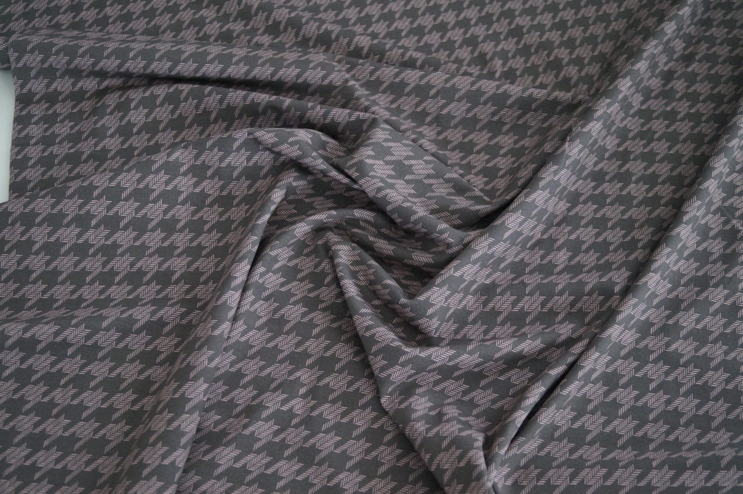 Baumwolljersey braun/rosa in Hahnentritt-Optik