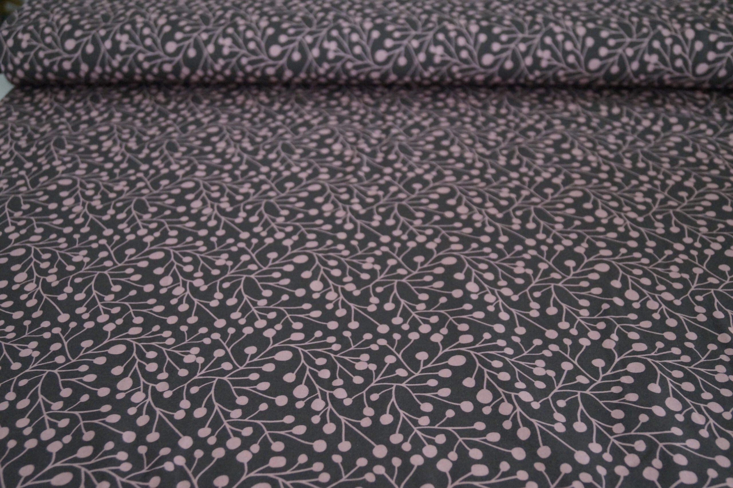 Baumwolljersey braun/rosa mit Blütenknospen