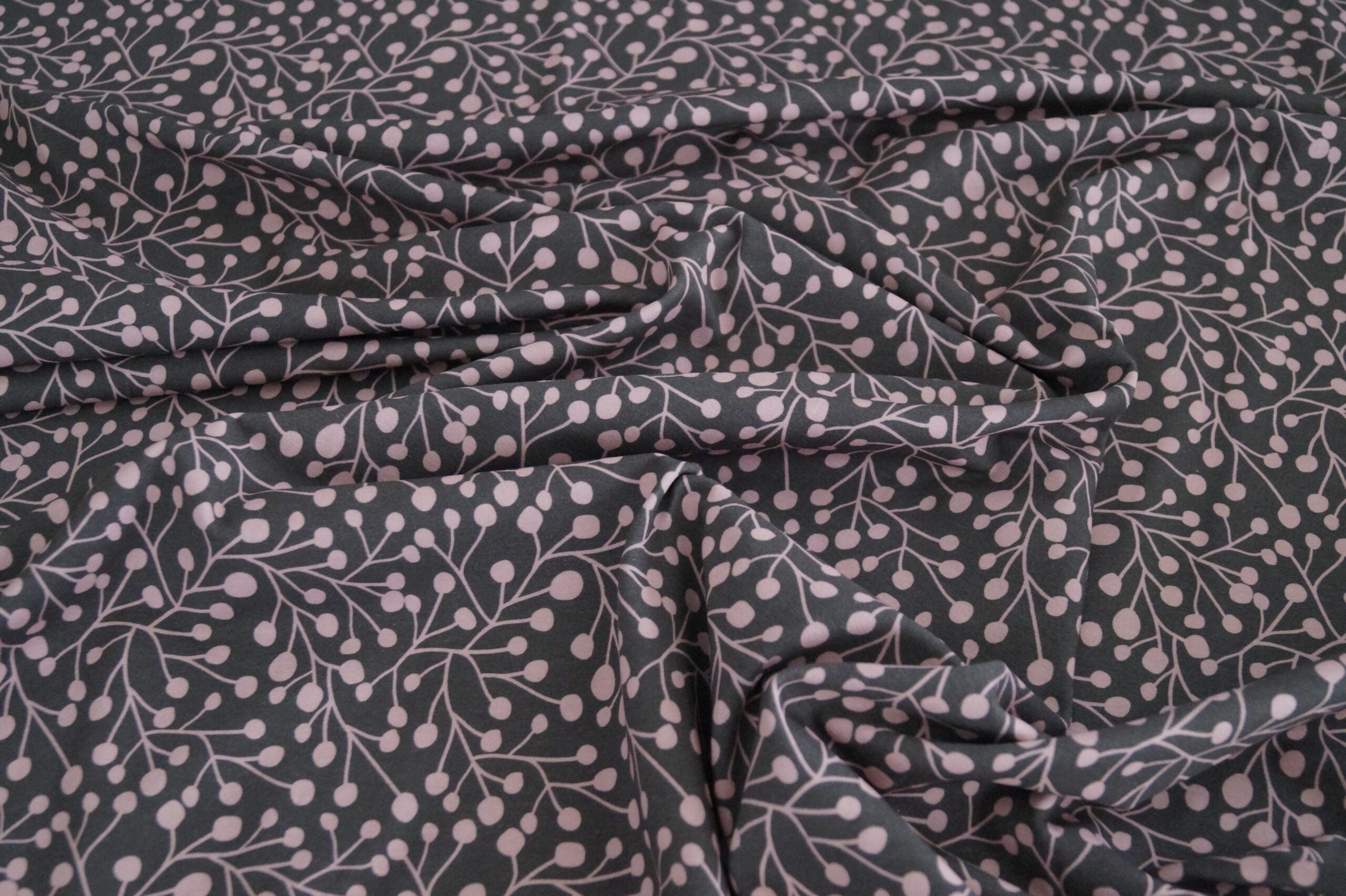 Baumwolljersey braun/rosa mit Blütenknospen