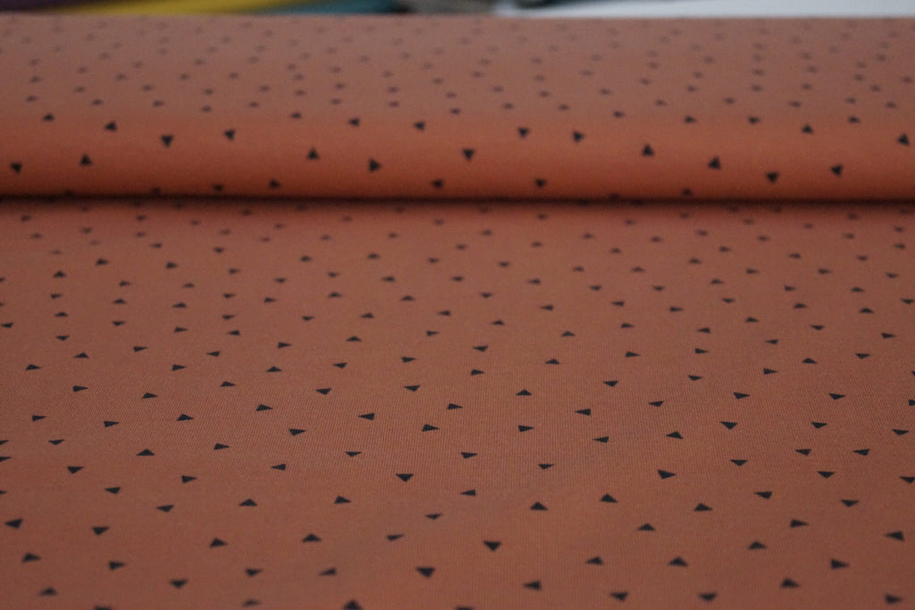 Baumwolljersey rostbraun mit kleinen schwarzen Dreiecken