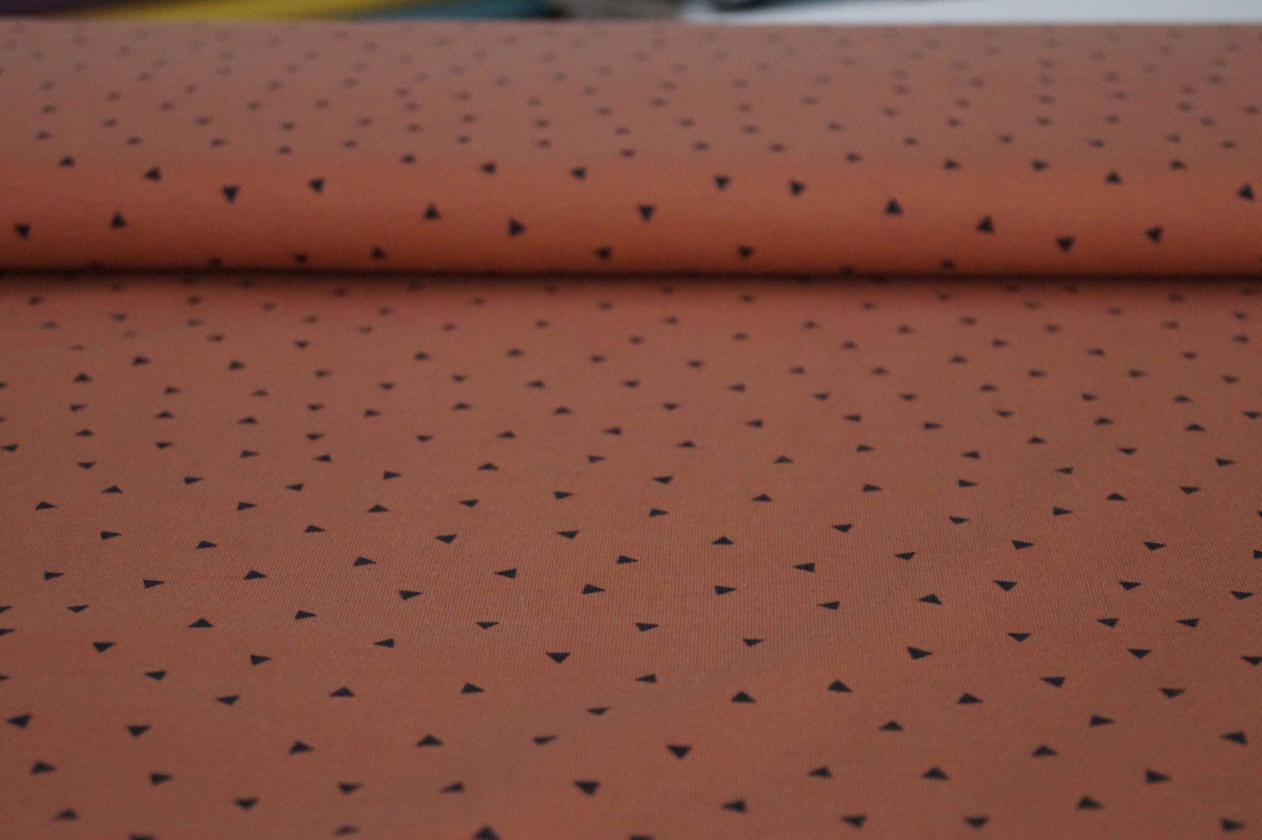 Baumwolljersey rostbraun mit kleinen schwarzen Dreiecken