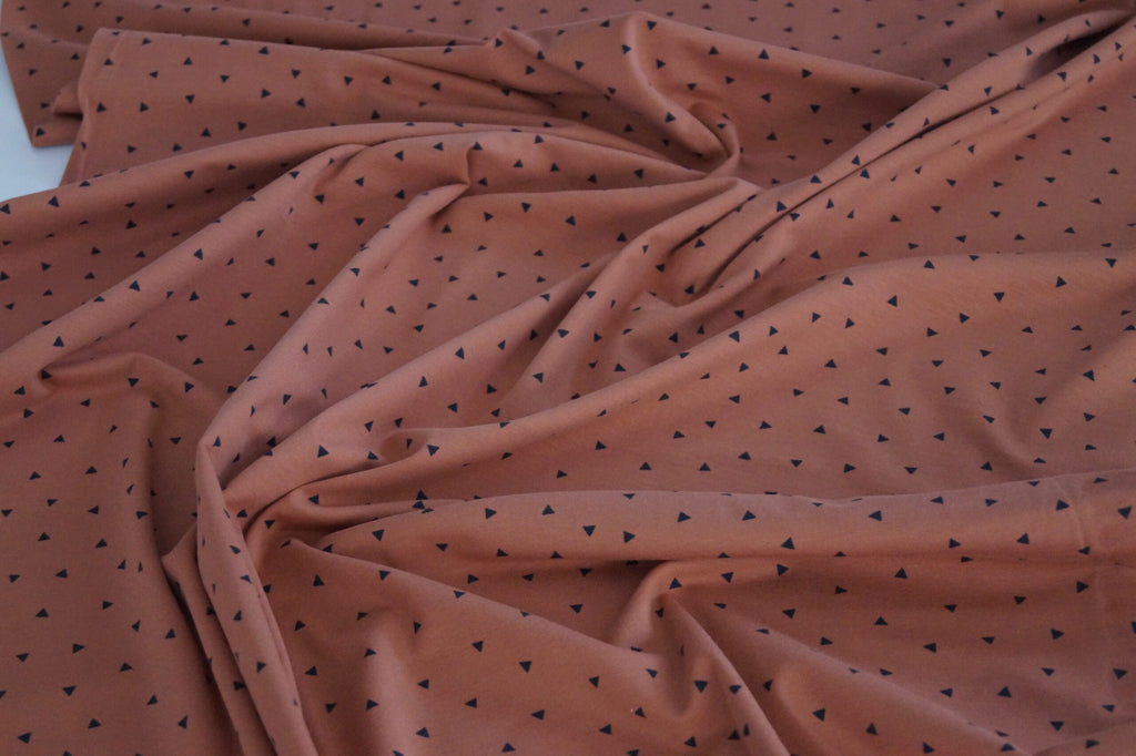 Baumwolljersey rostbraun mit kleinen schwarzen Dreiecken