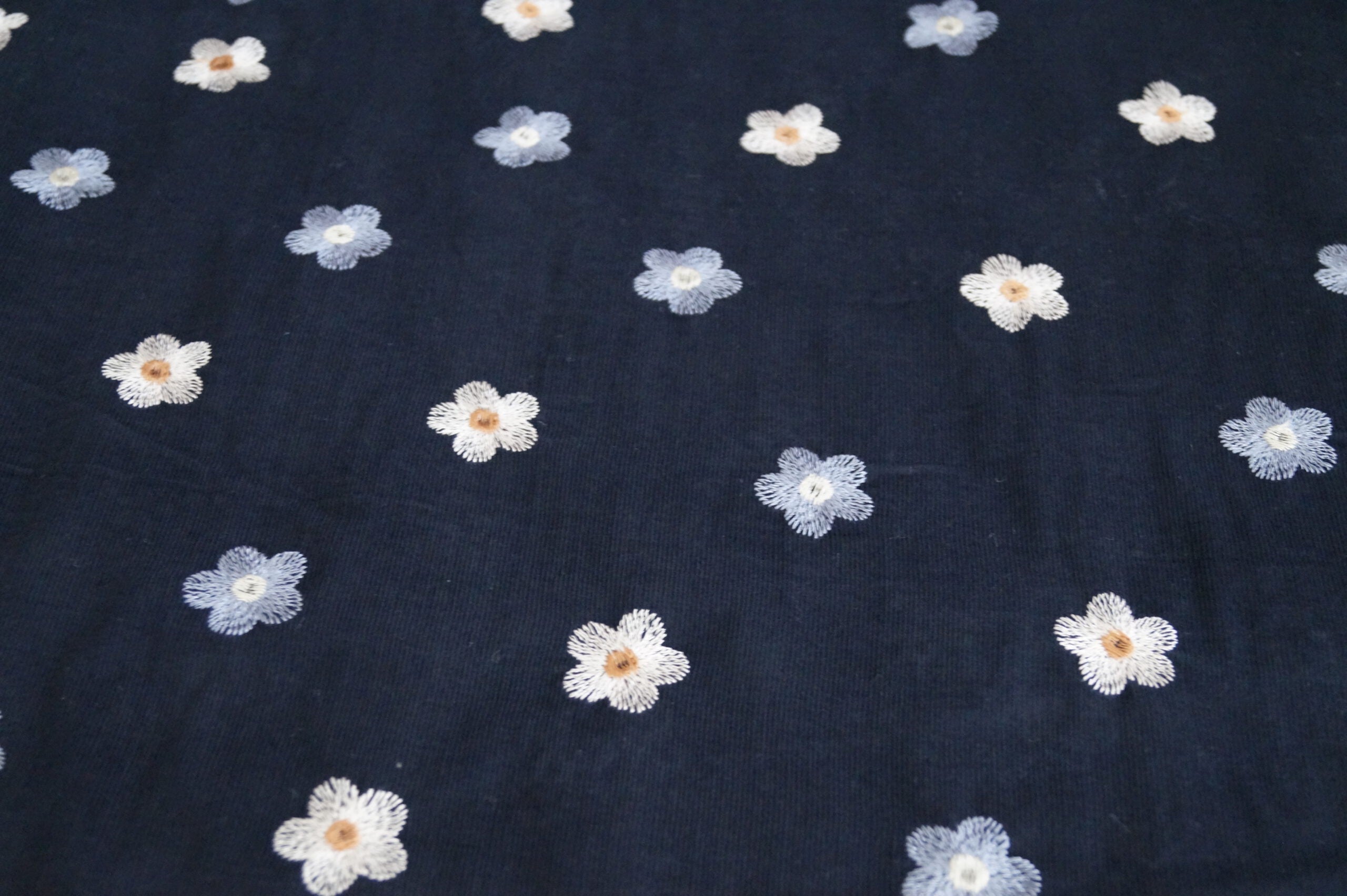 Babycord dunkelblau mit Blumen bestickt