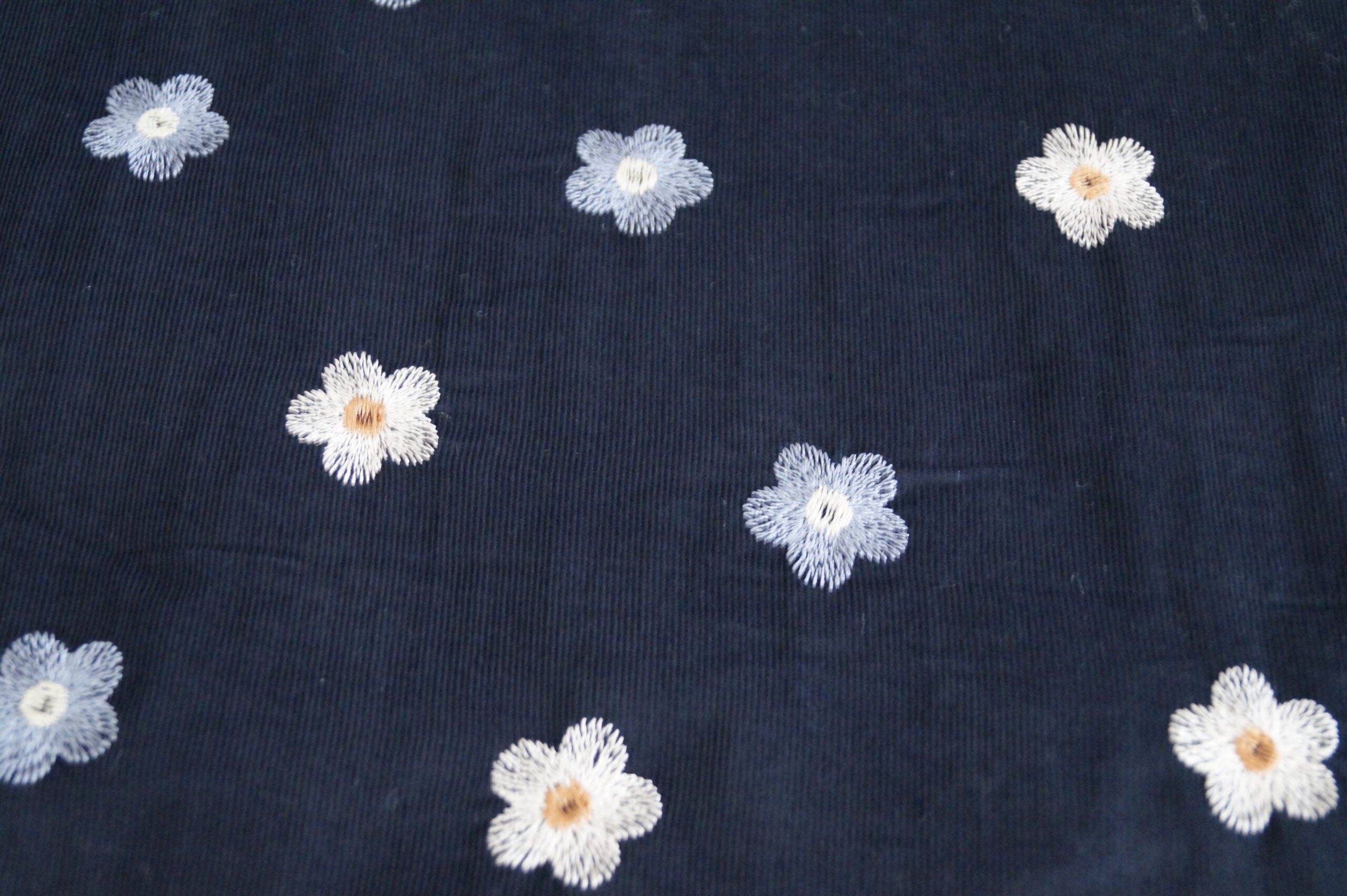 Babycord dunkelblau mit Blumen bestickt