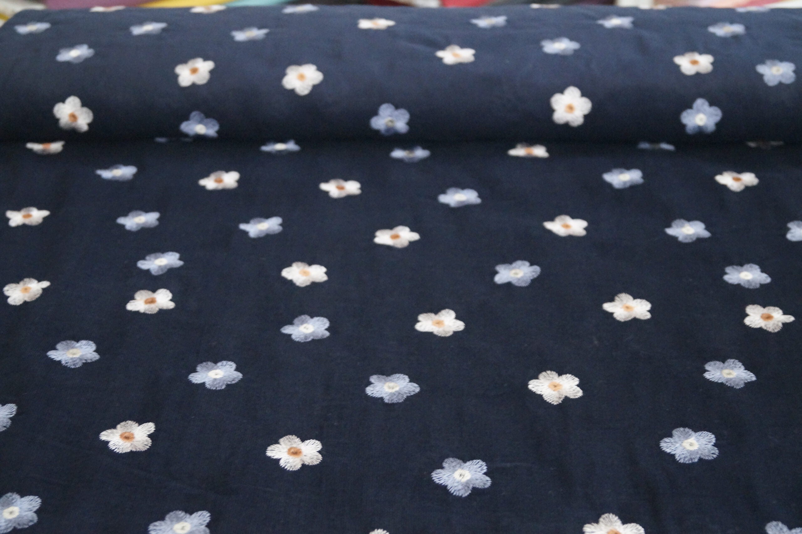 Babycord dunkelblau mit Blumen bestickt