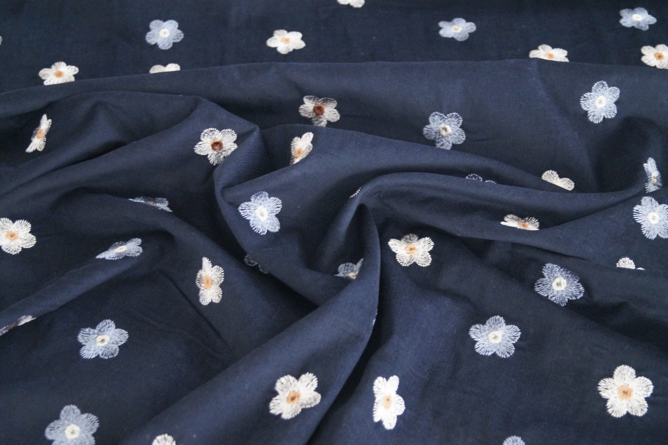 Babycord dunkelblau mit Blumen bestickt