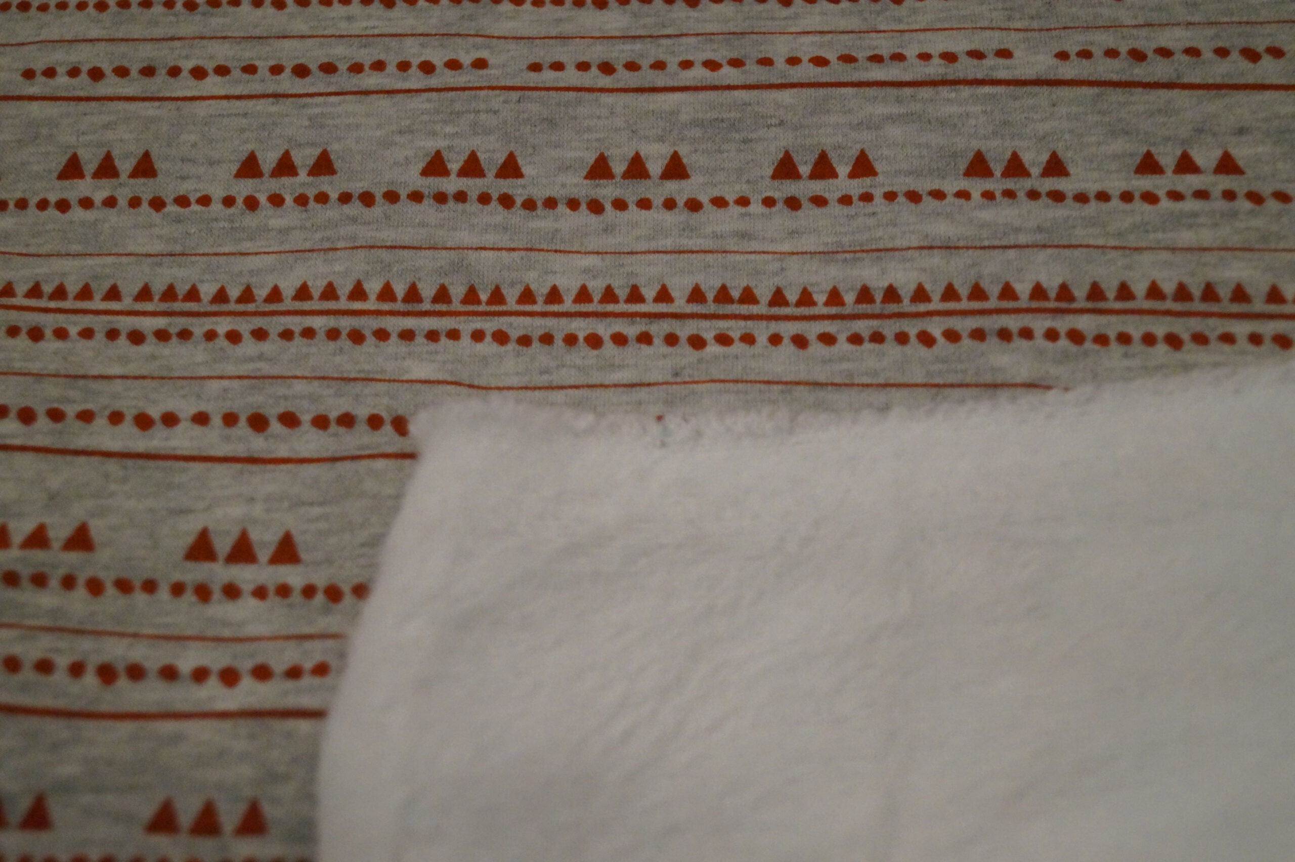 Wintersweat grau meliert mit rotem Muster