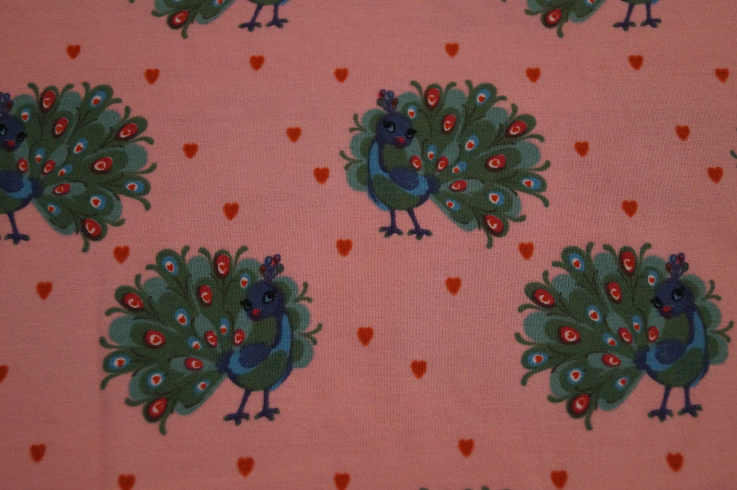 Baumwolljersey rosa mit Pfauen und Herzen