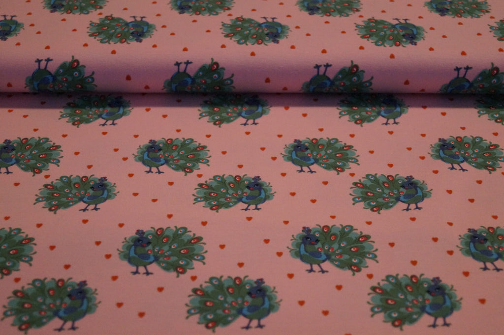 Baumwolljersey rosa mit Pfauen und Herzen