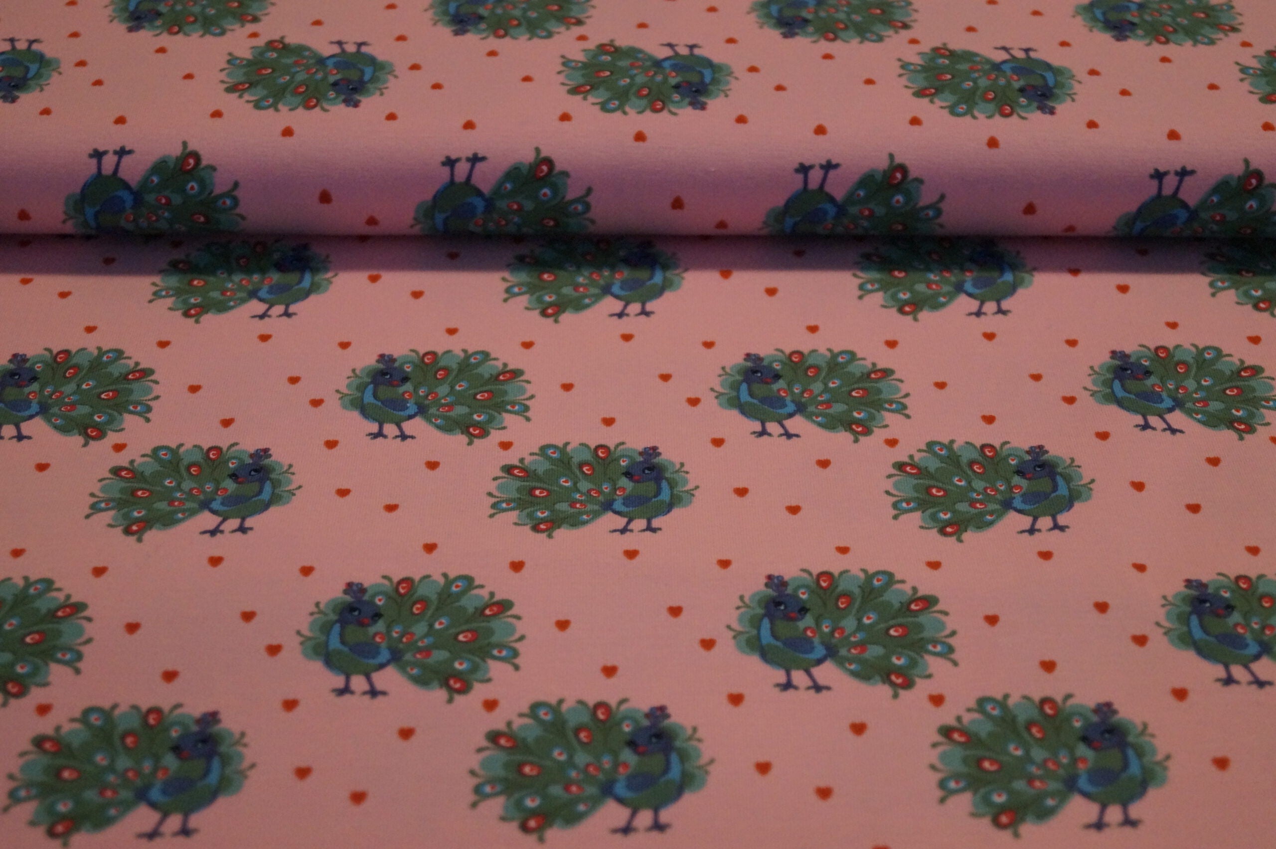 Baumwolljersey rosa mit Pfauen und Herzen