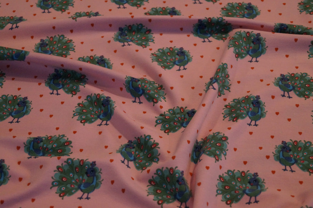Baumwolljersey rosa mit Pfauen und Herzen