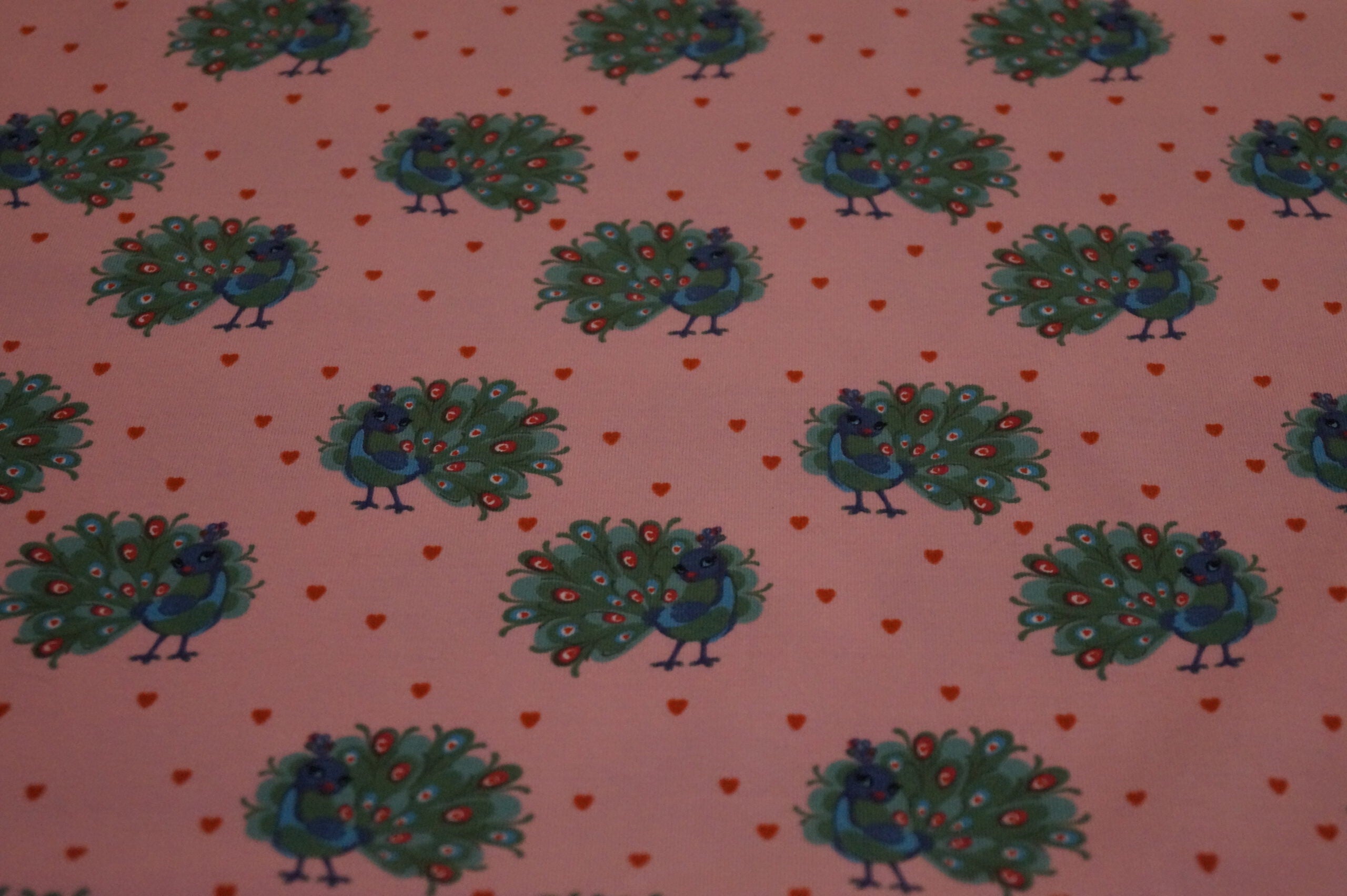 Baumwolljersey rosa mit Pfauen und Herzen