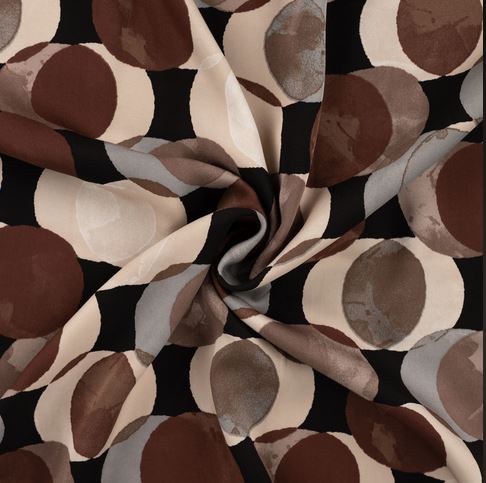 Viskosesatin braun mit großen Punkten