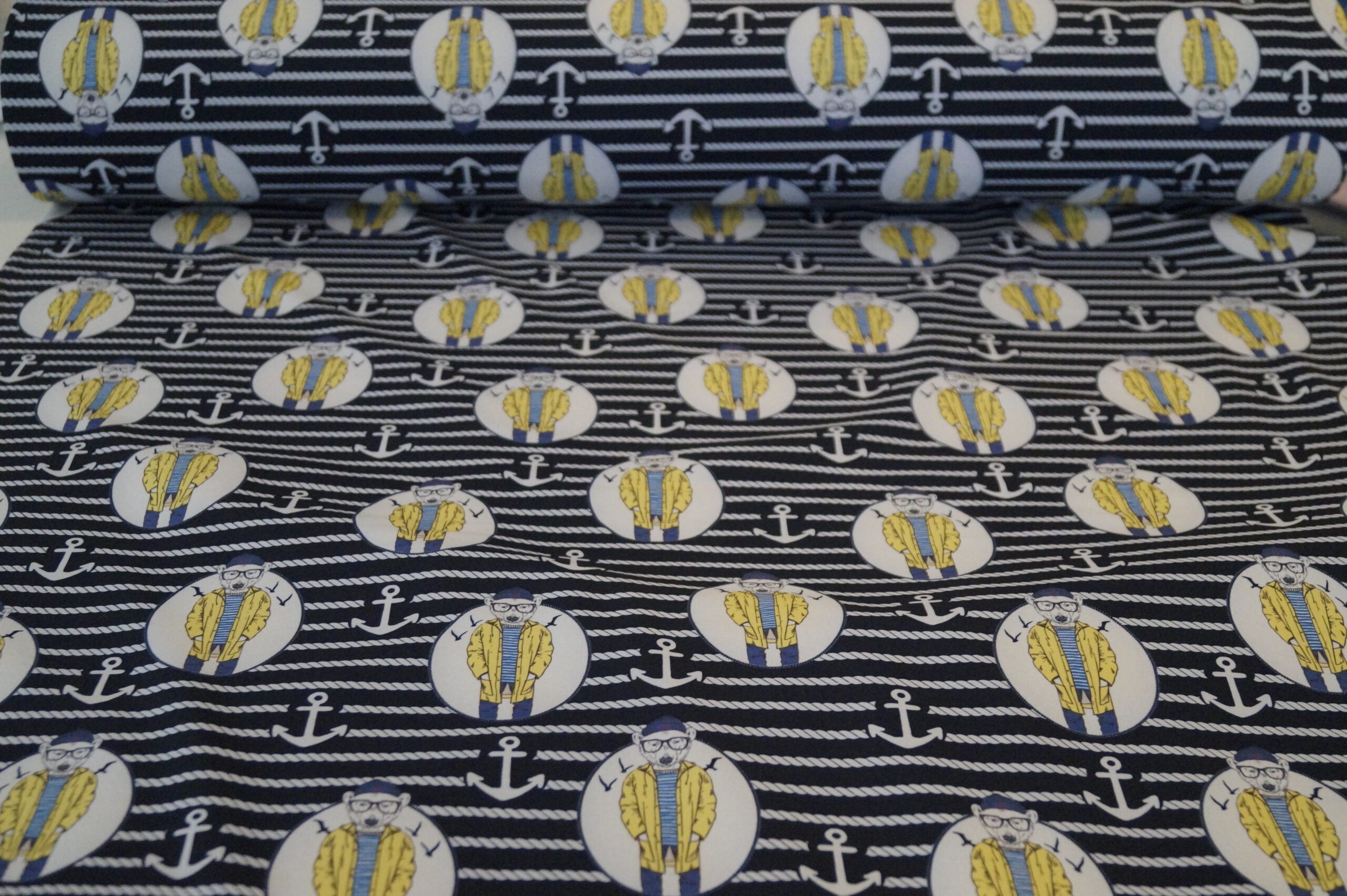 Softshell dunkelblau/weiß gestreift mit Ankern und Hunden