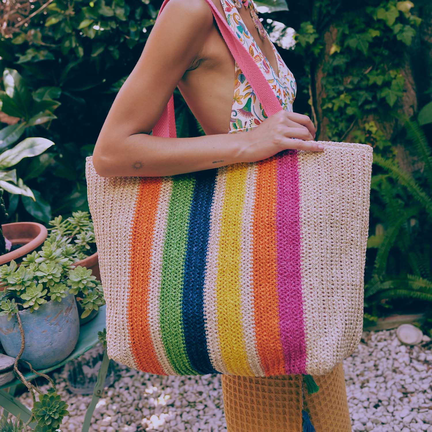 Strickstoff aus 100% Papier-Raffia-Sarape mit bunten Streifen