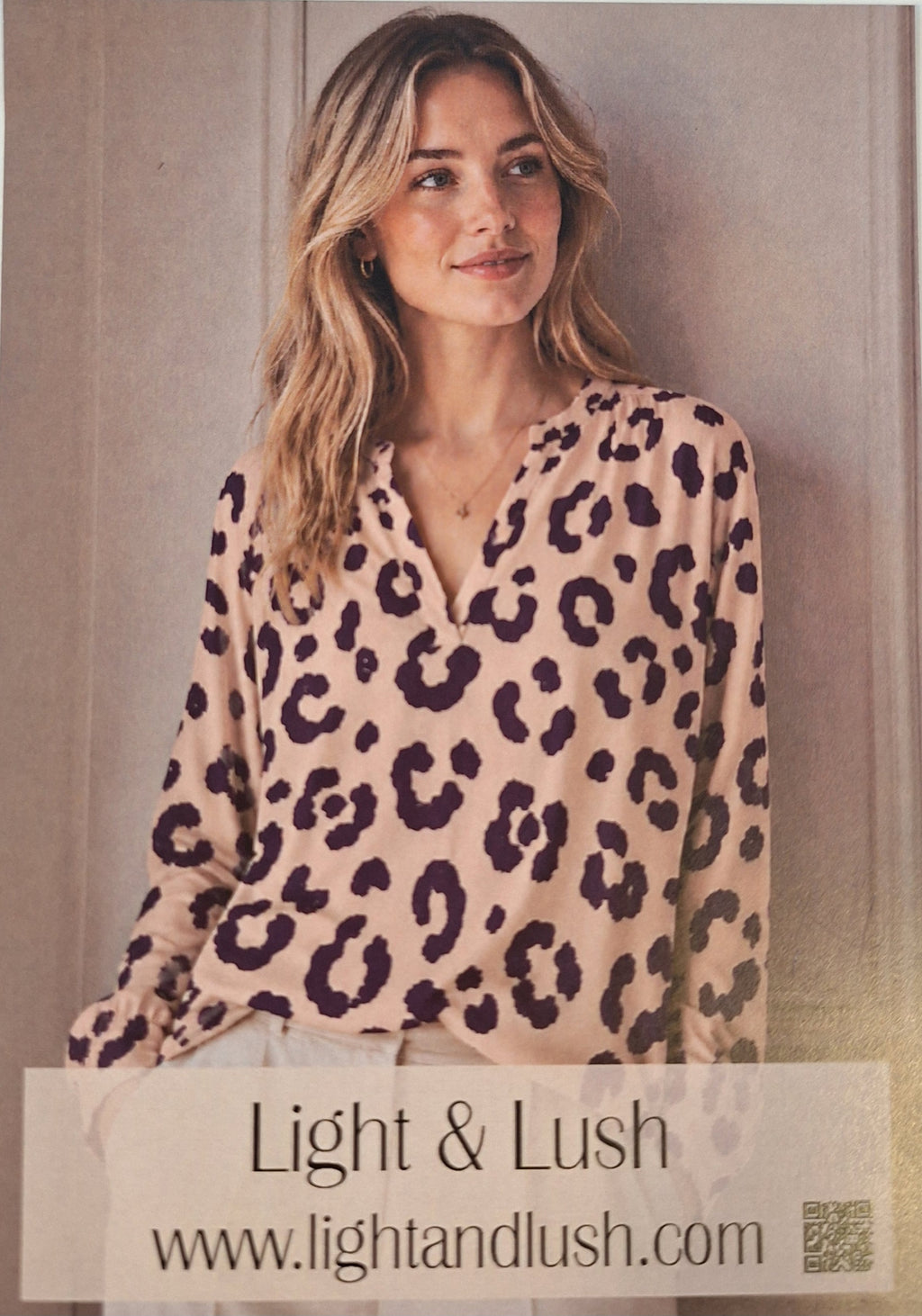 Viskose beige mit Leomuster in Lila