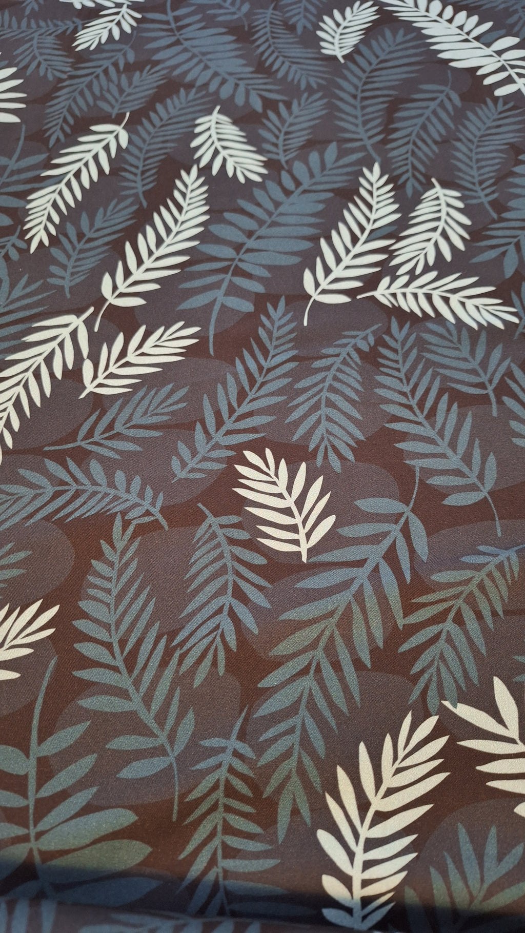 Viskose dunkelblau mit Blättern in Petrol und Mint