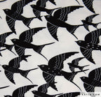 Viskosejersey weiß mit schwarzen Schwalben