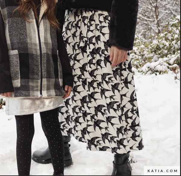 Viskosejersey weiß mit schwarzen Schwalben