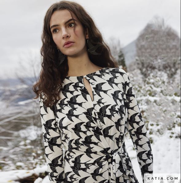 Viskosejersey weiß mit schwarzen Schwalben