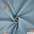 Musselin blau bestickt mit Blumen