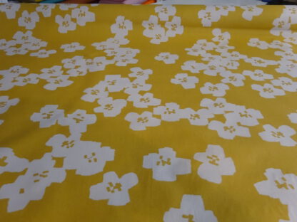 Baumwolle senfgelb mit Blumen hellgrau (PU beschichtet)_Produktbild